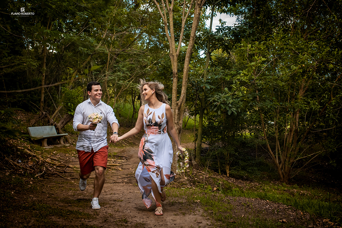 noivos brincando de corrida no bosque