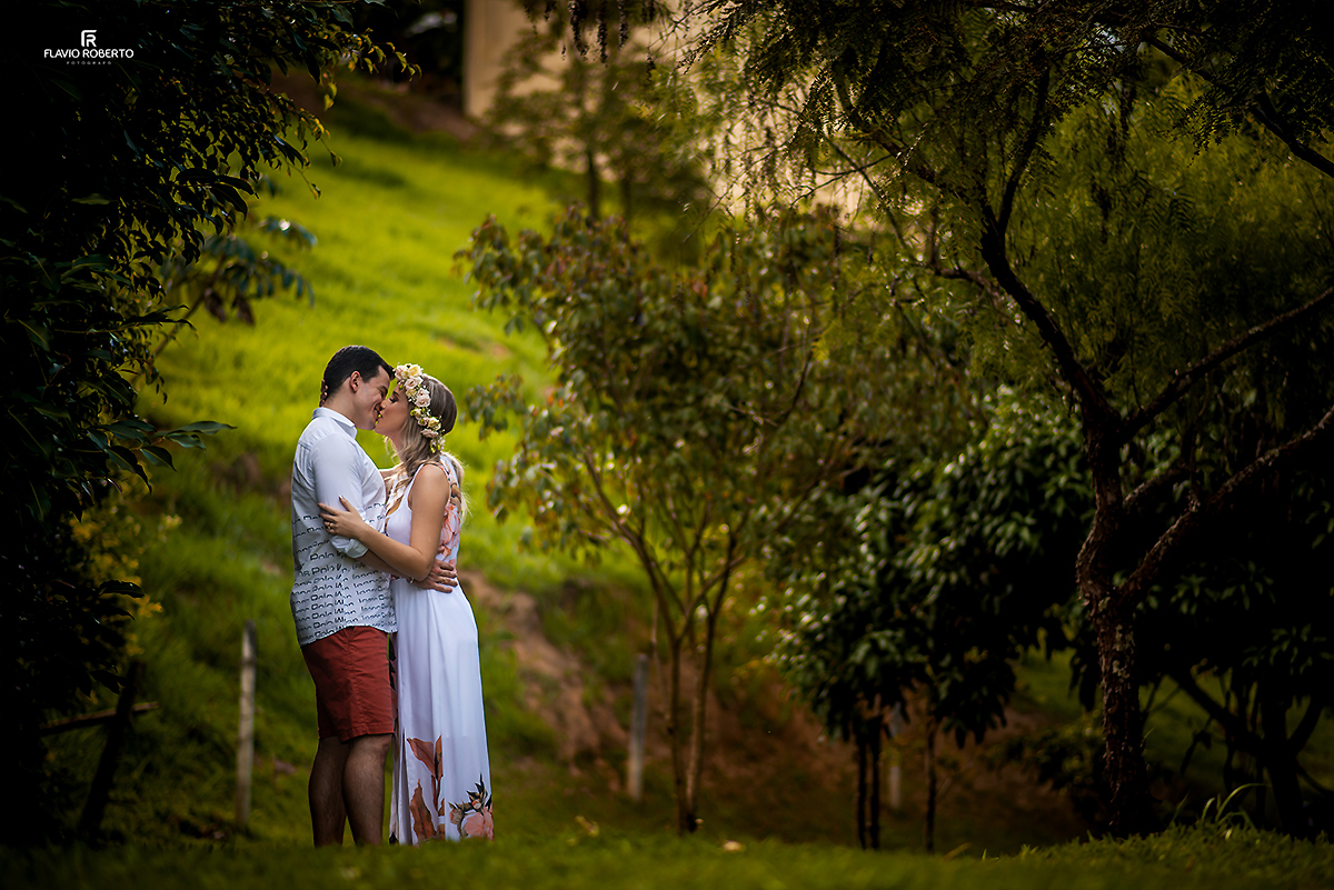 noivos abraçados se beijando
