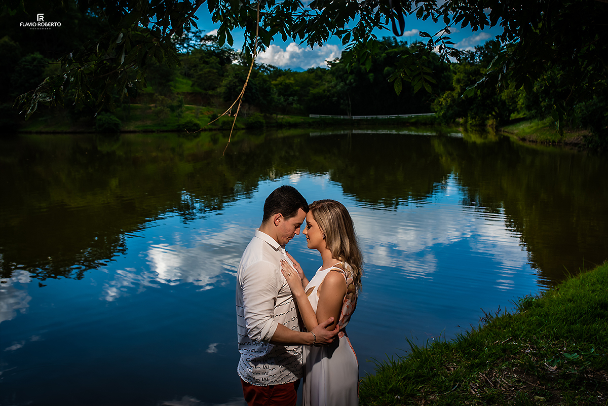 casal de namorados namorando no bosque, do lado da lagoa