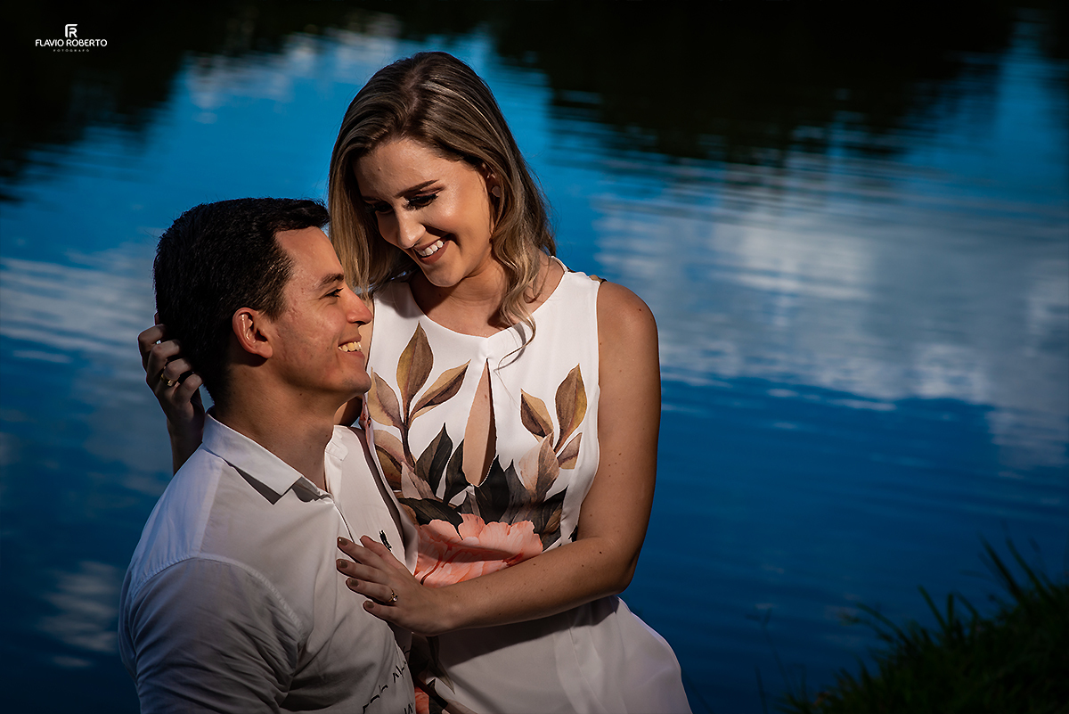 casal de namorados namorando no bosque, do lado da lagoa