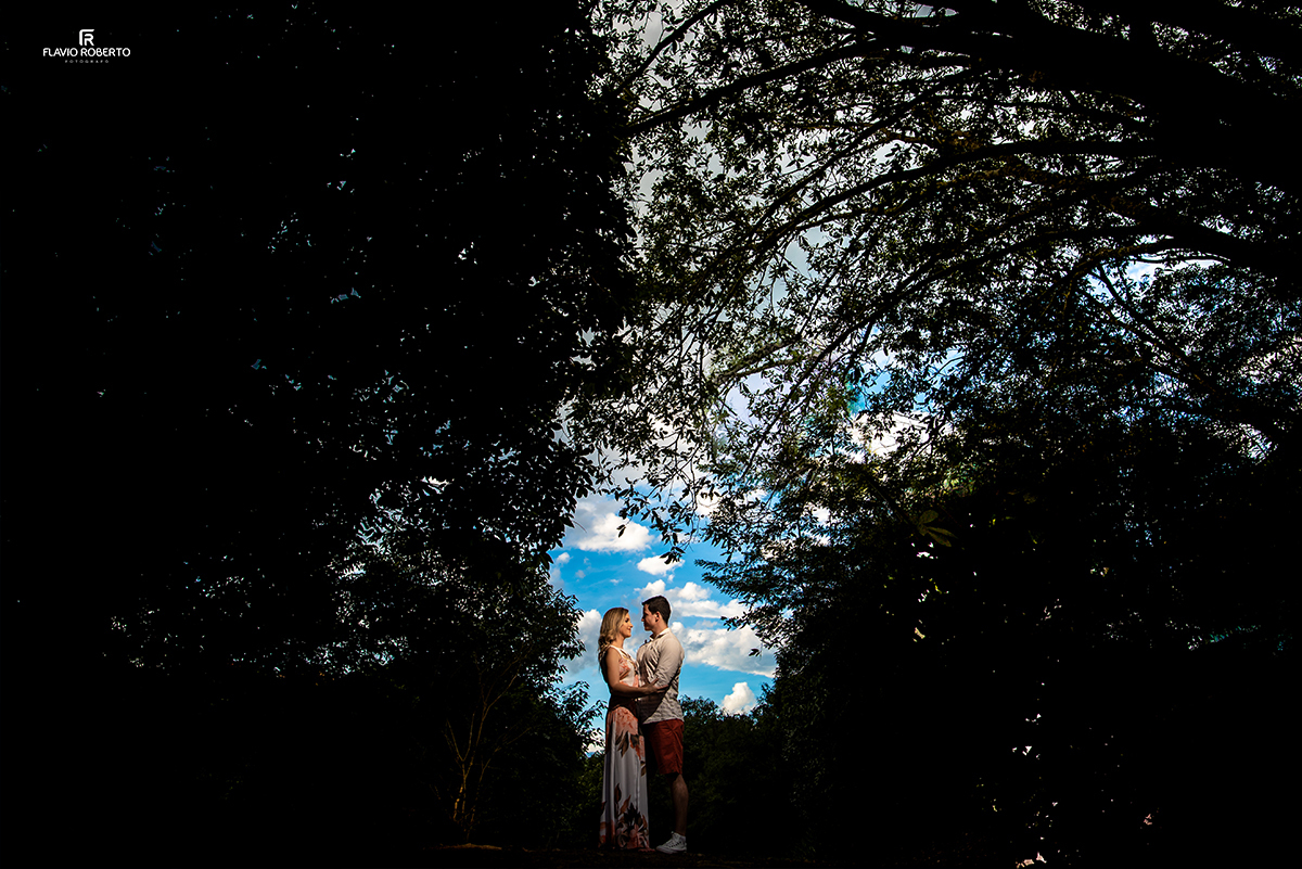 Ensaio de casal em cachoeira paulista. Casal caminhando