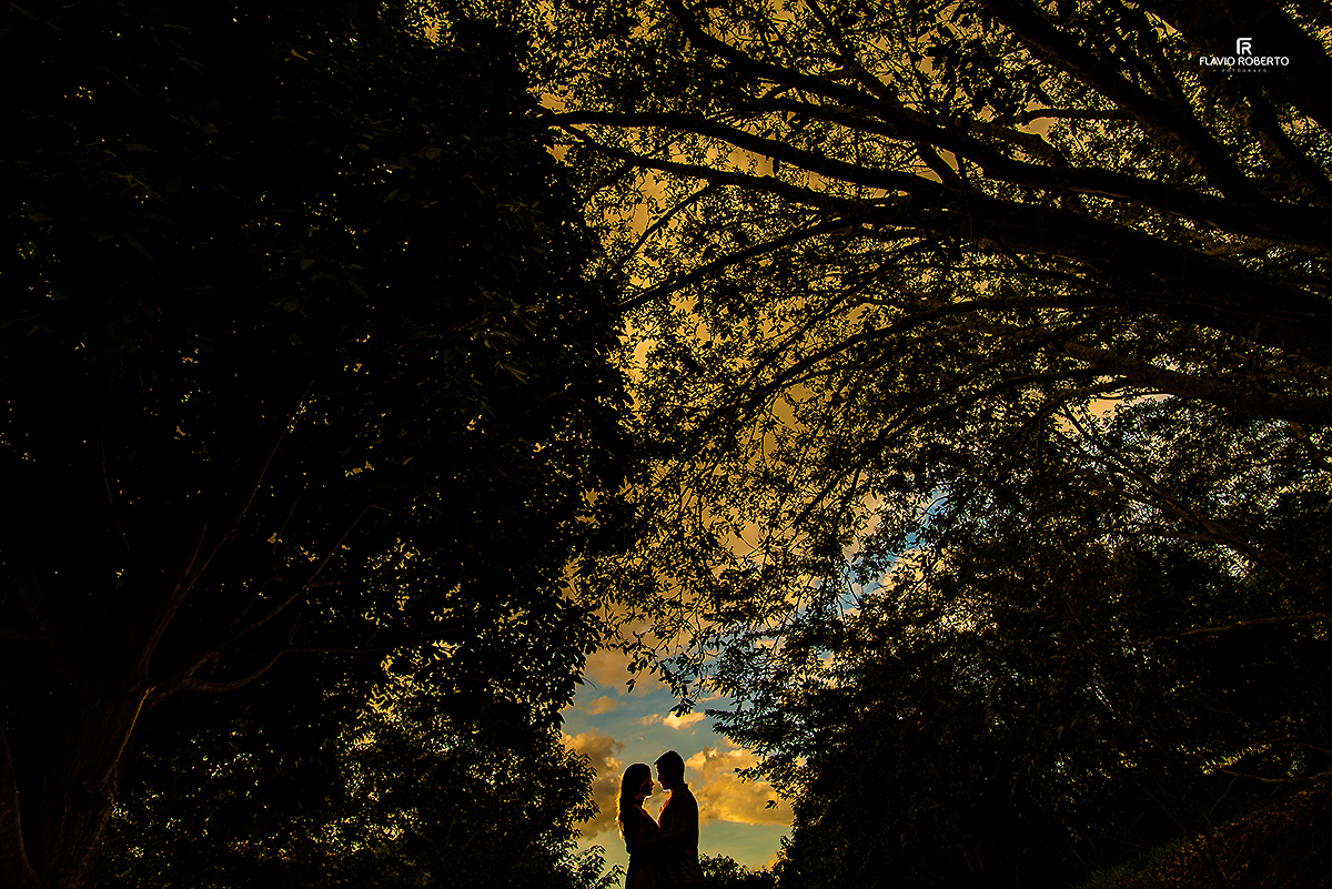 Ensaio de casal em cachoeira paulista. Casal caminhando