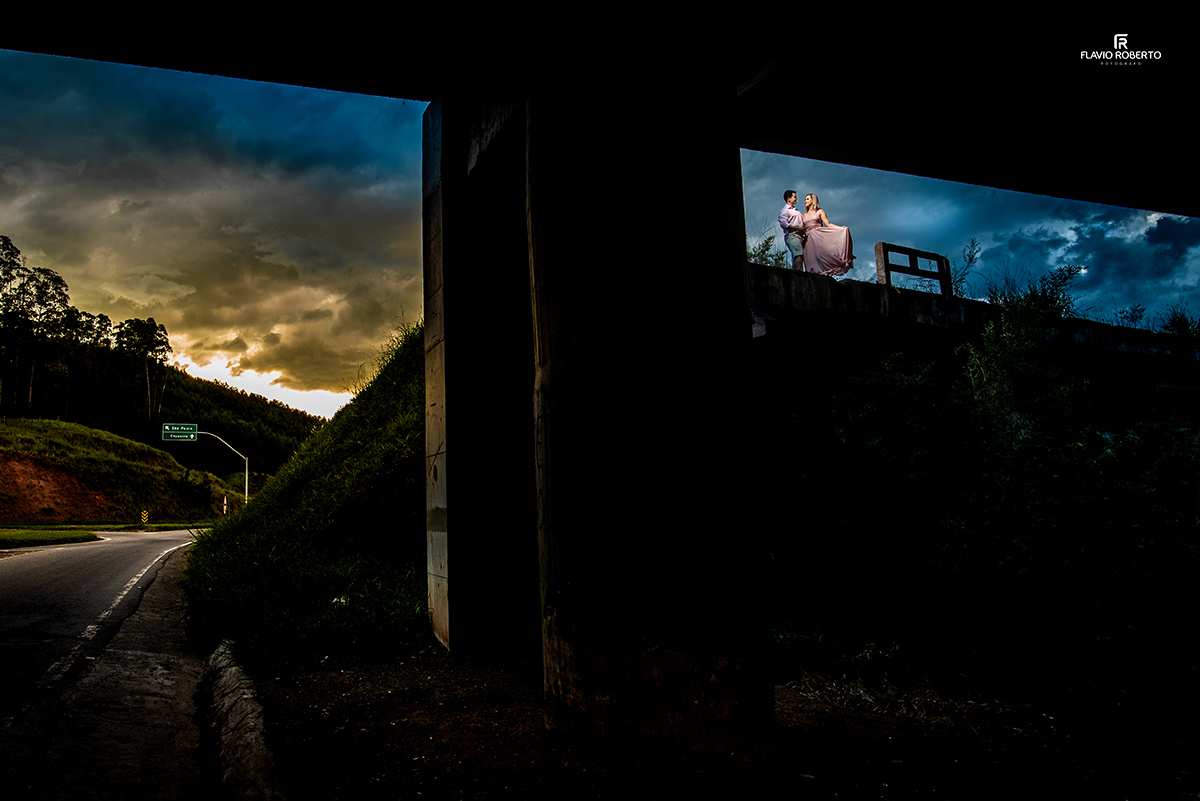 casal namorando na dutra num belo entardecer