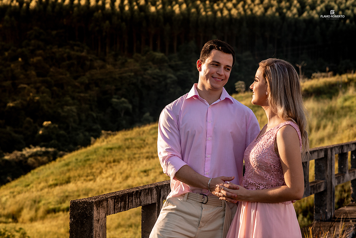 casal namorando na dutra num belo entardecer