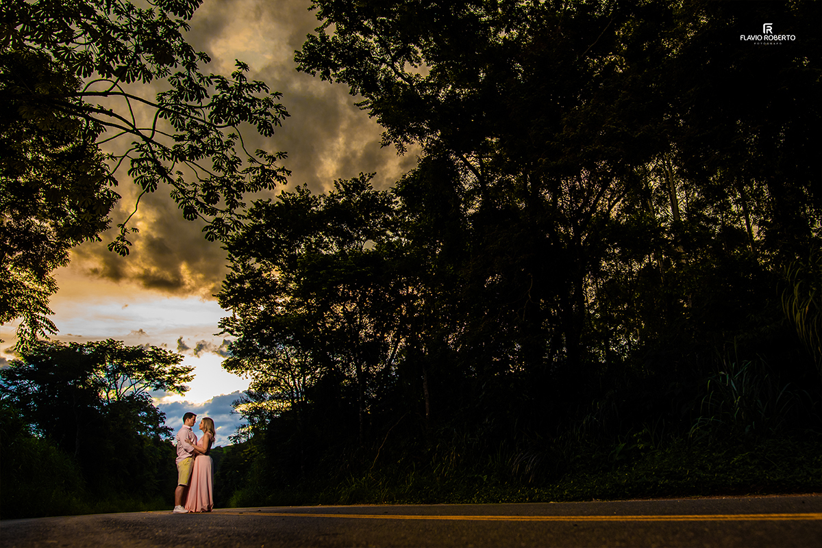 Ensaio de casal em cachoeira paulista. Casal caminhando