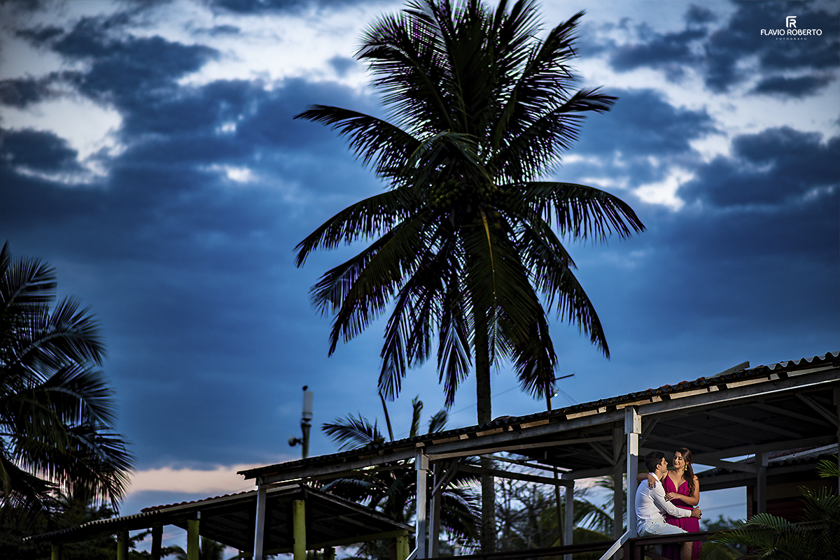 Ensaio Pré Wedding em Ubatuba. Casal no Ensaio Pré Casamento nas praias de Ubatuba.