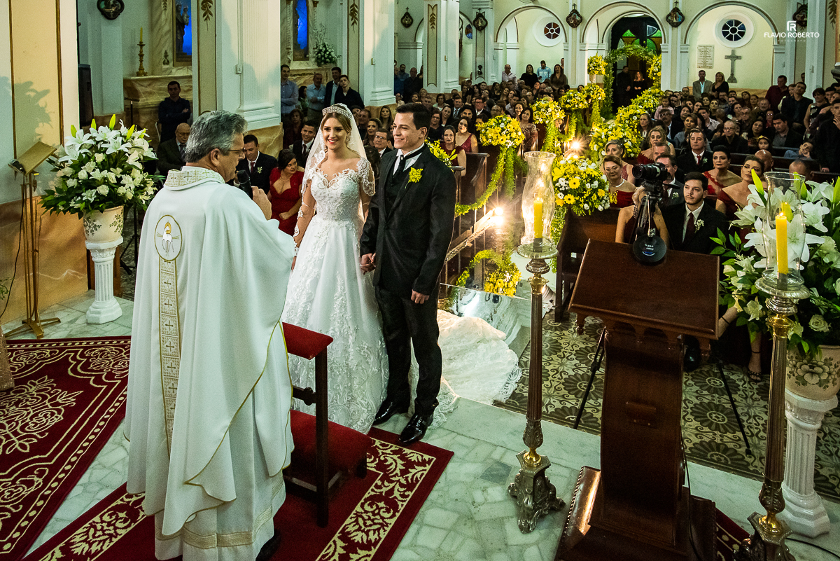 Cerimonia Religiosa do Casamento de Ana Paula e Gabriel na Igreja de Santo Antônio em Cachoeira Paulista