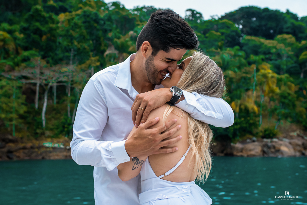 Ensaio Pre Wedding em Ubatuba - Ensaio de Casal com passeio de Lancha no Litoral Paulista