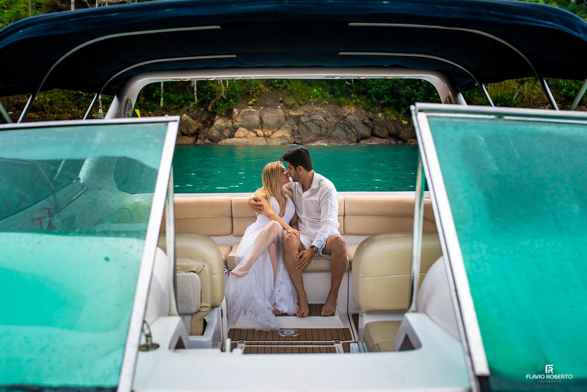Ensaio Pre Wedding em Ubatuba - Ensaio de Casal com passeio de Lancha no Litoral Paulista