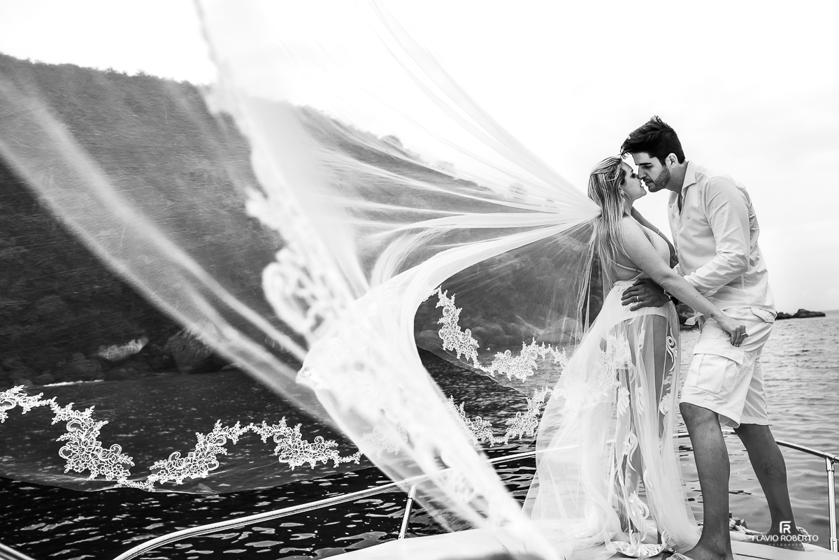 Ensaio Pre Wedding em Ubatuba - Ensaio de Casal com passeio de Lancha no Litoral Paulista