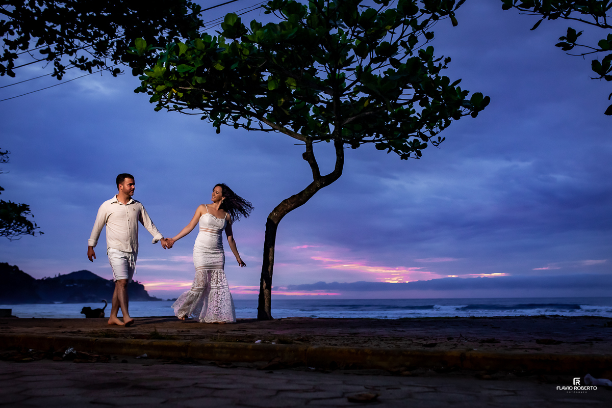 Ensaio Pré Wedding em Ubatuba. Ensaio de Casal na praia grande de Ubatuba.