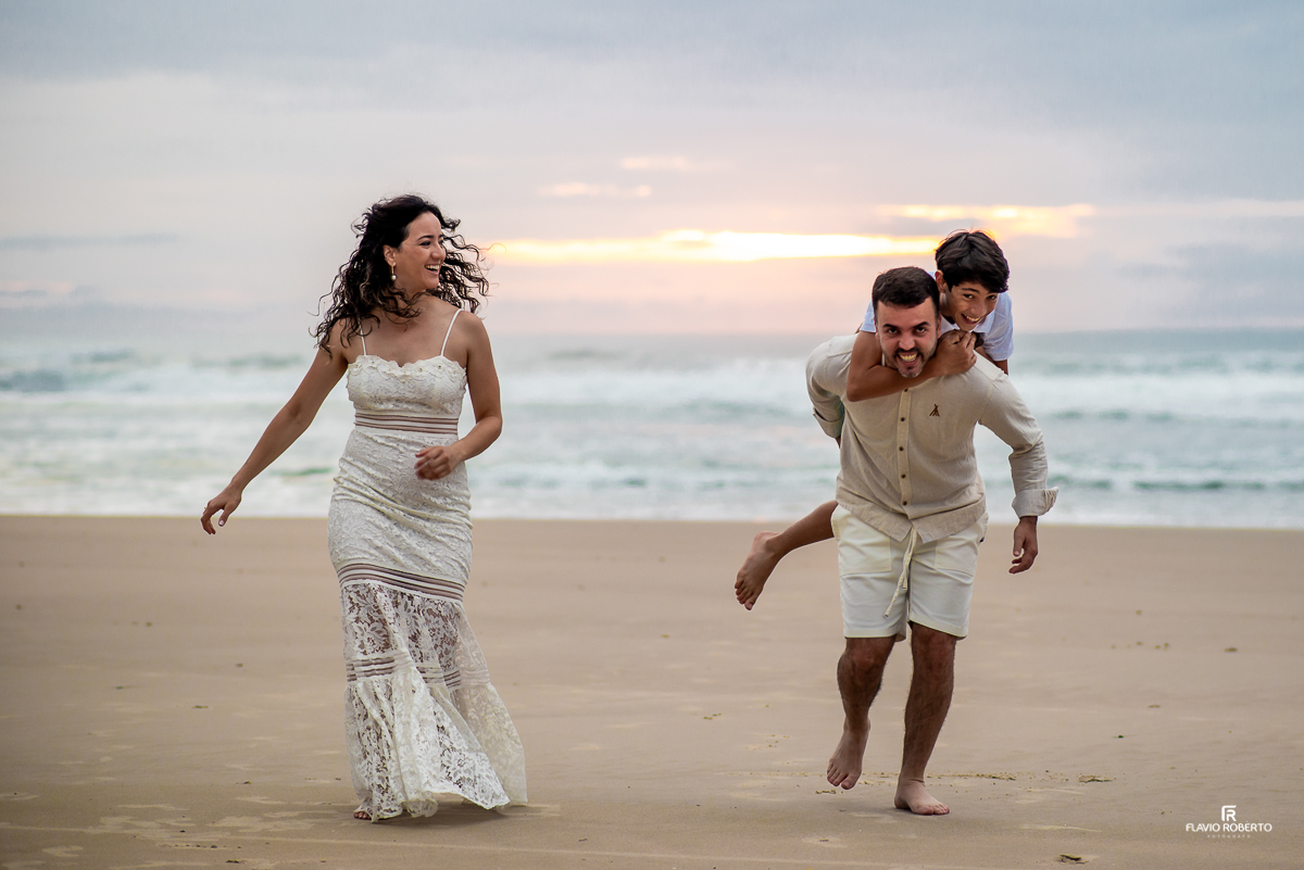 Ensaio Pré Wedding em Ubatuba. Ensaio de Casal na praia grande de Ubatuba.