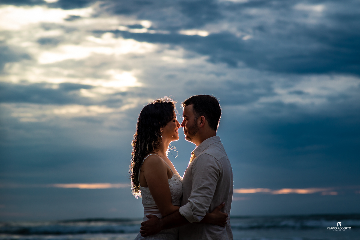 Ensaio Pré Wedding em Ubatuba. Ensaio de Casal na praia grande de Ubatuba.