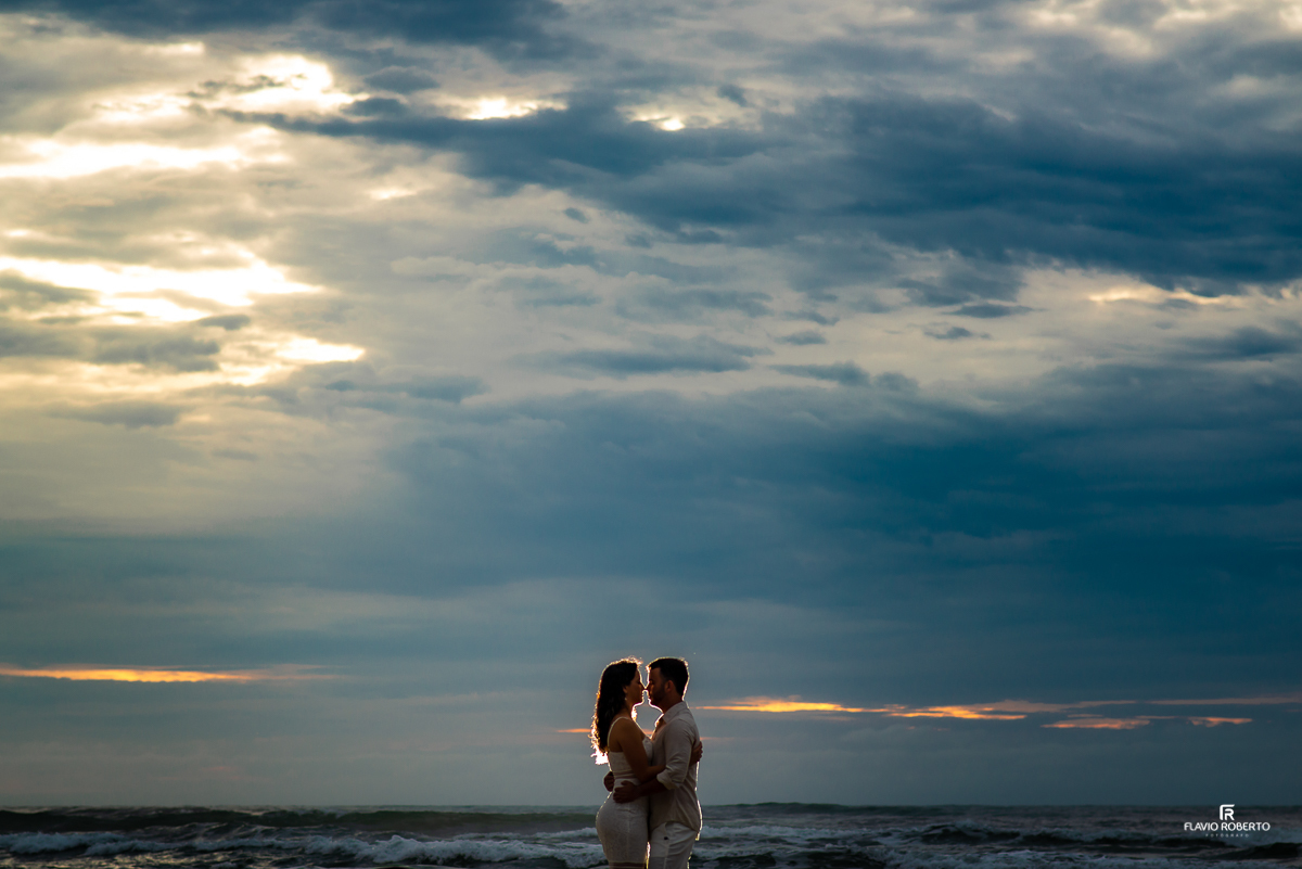Ensaio Pré Wedding em Ubatuba. Ensaio de Casal na praia grande de Ubatuba.