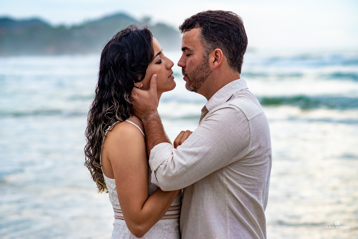 Ensaio Pré Wedding em Ubatuba. Ensaio de Casal na praia grande de Ubatuba.