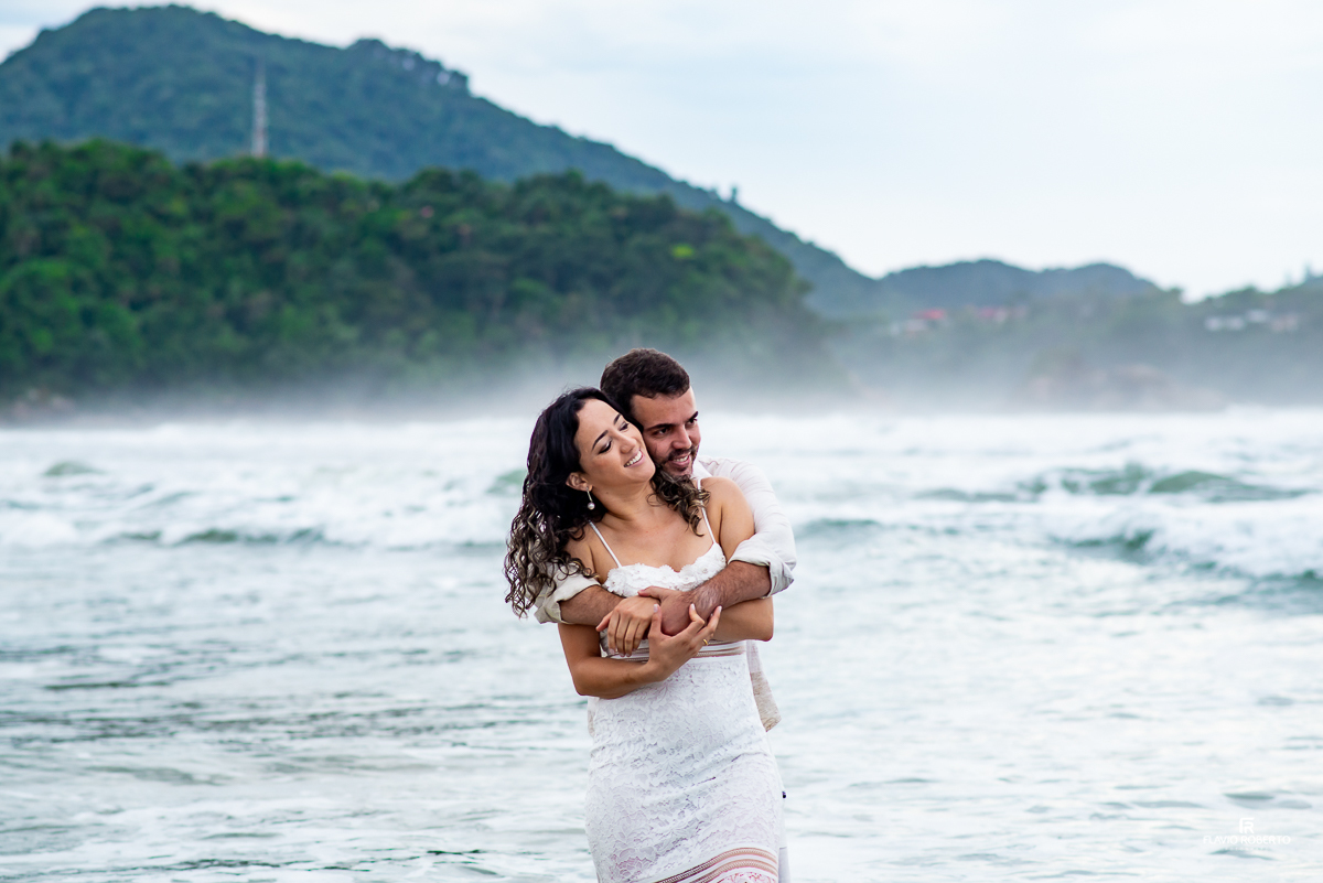 Ensaio Pré Wedding em Ubatuba. Ensaio de Casal na praia grande de Ubatuba.
