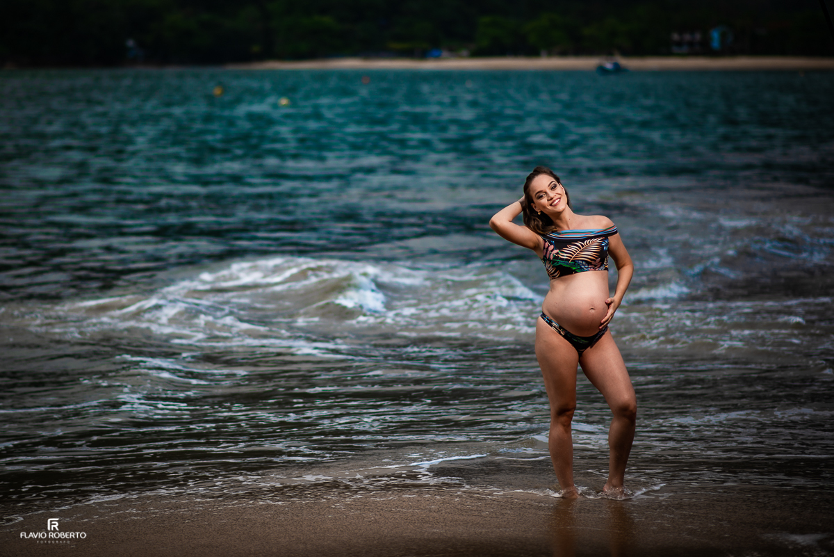 Gestante mostrando a barriga na praia de Santa Rita em Ubatuba. 