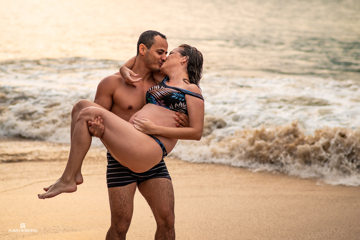 Marido levando a esposa gestante no colo na Praia Santa Rita em Ubatuba 