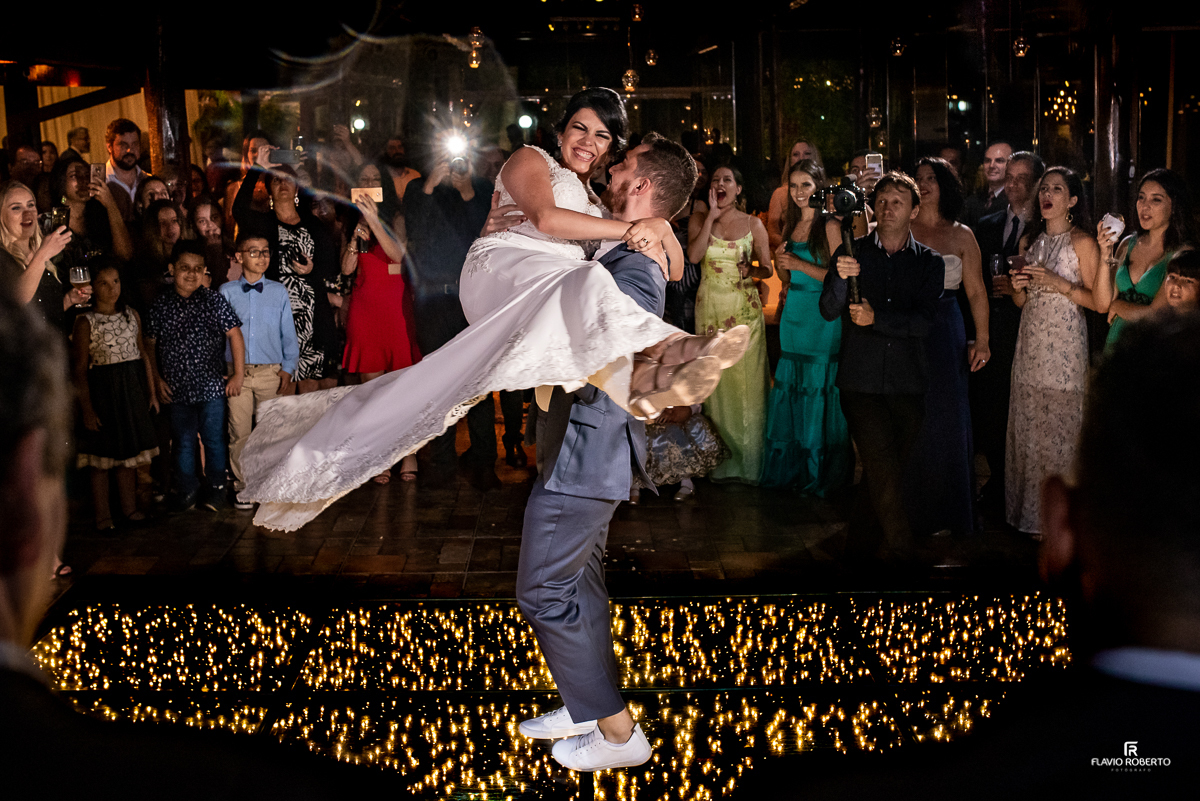 Primeira danças dos noivos durante Casamento no Sitio His de Mogi das Cruzes.