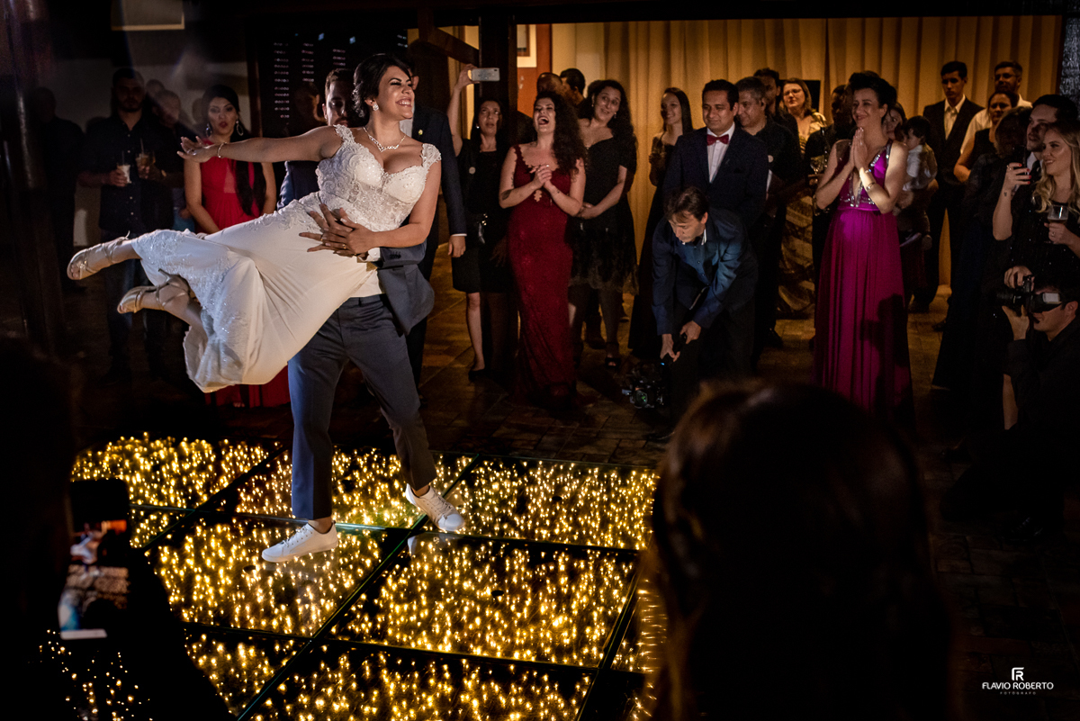 Primeira danças dos noivos durante Casamento no Sitio His de Mogi das Cruzes.