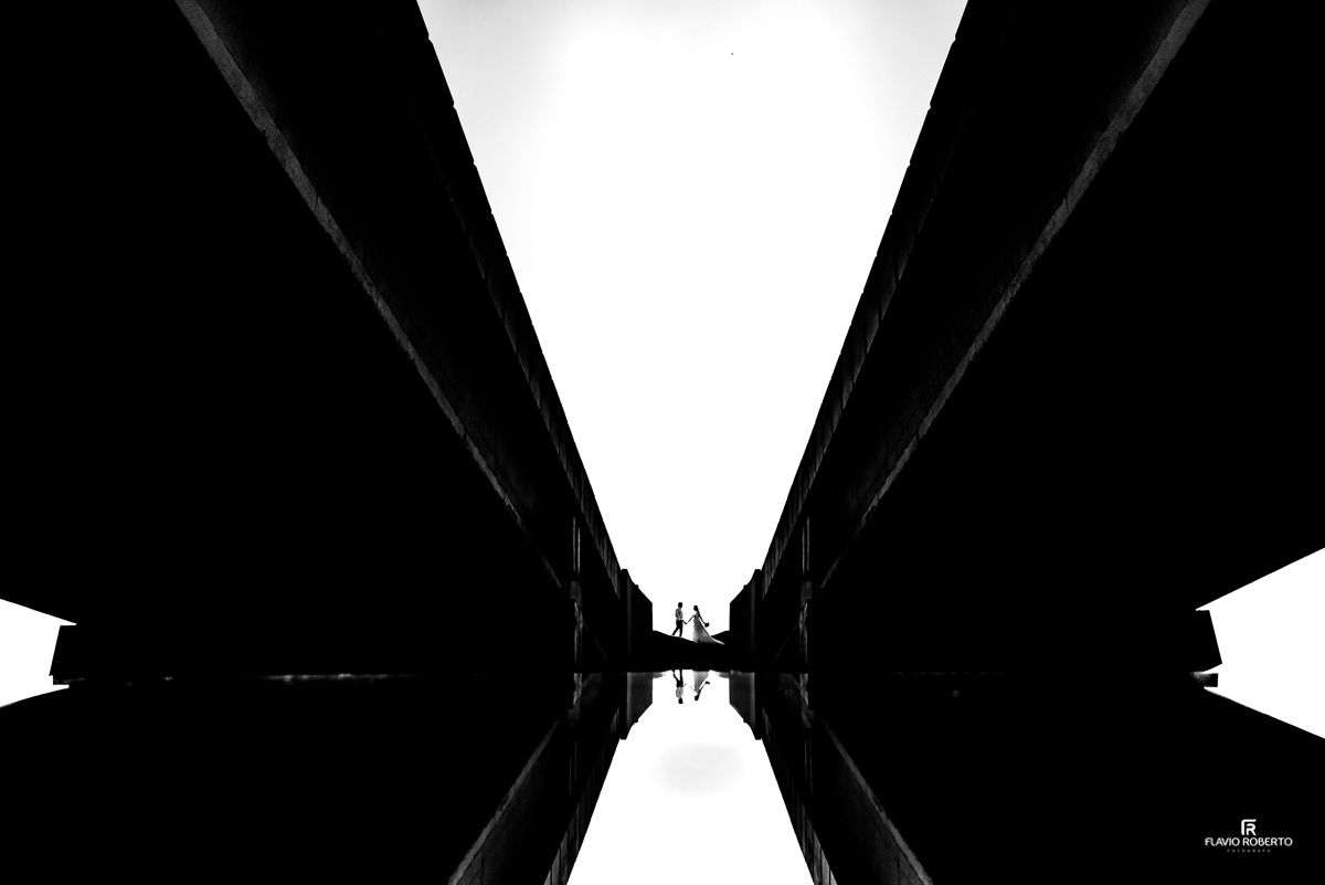 Foto minimalista dos noivos em branco e preto