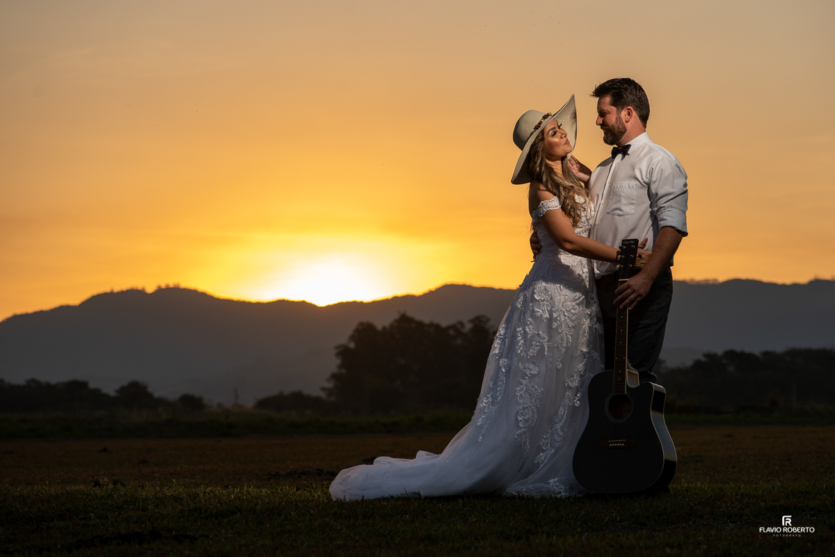 Ensaio de Casal durante o pôr do sol em Taubaté