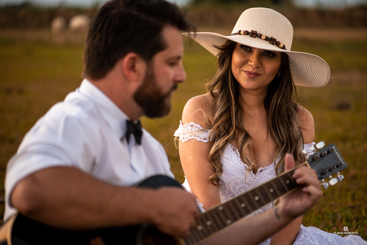 Noivo tocando violao para a Noiva durante o Ensaio Pre Wedding