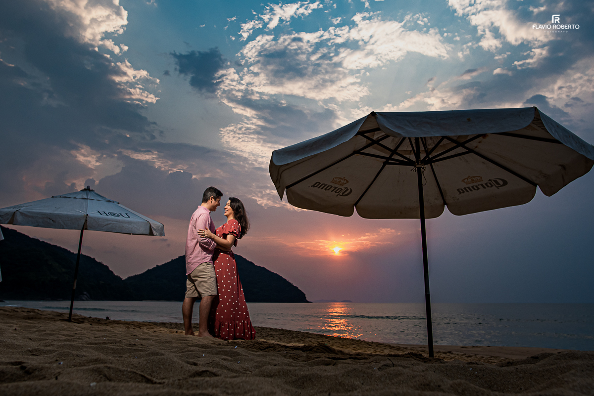Casal abraçado na Praia Vermelha