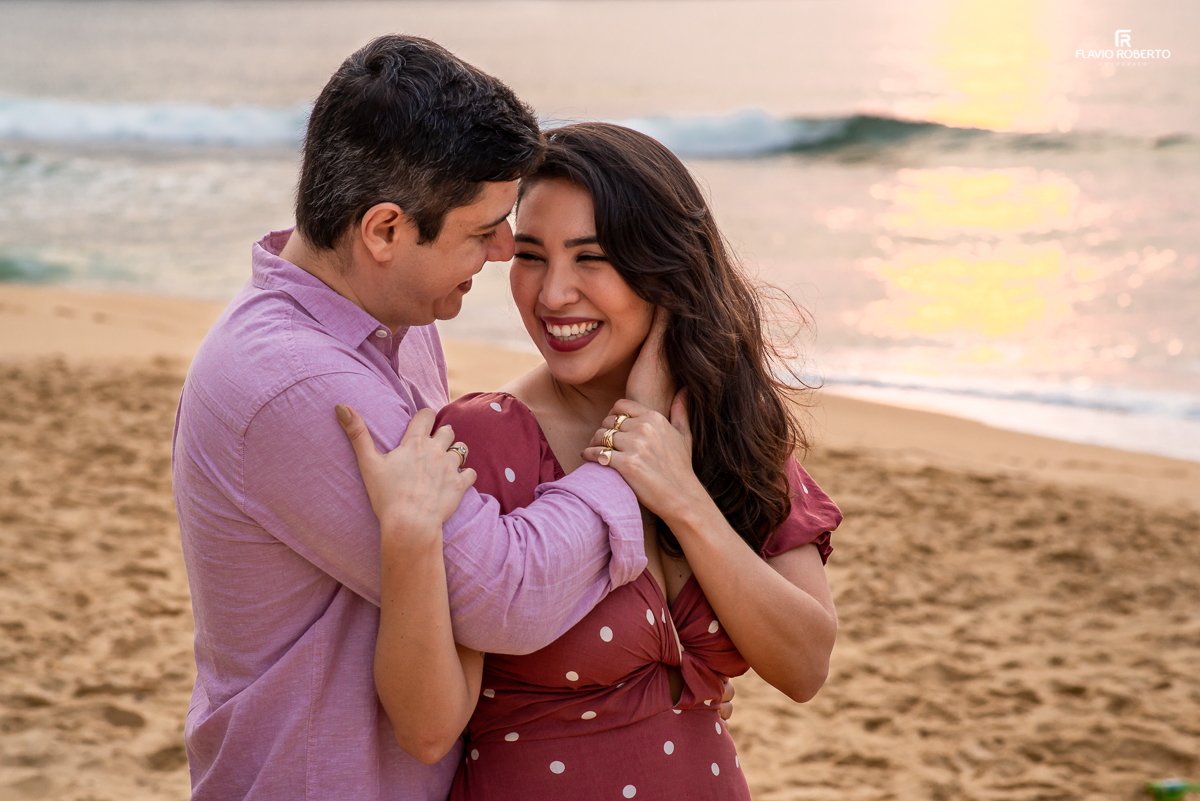 Casal namorando na praia de Ubatuba