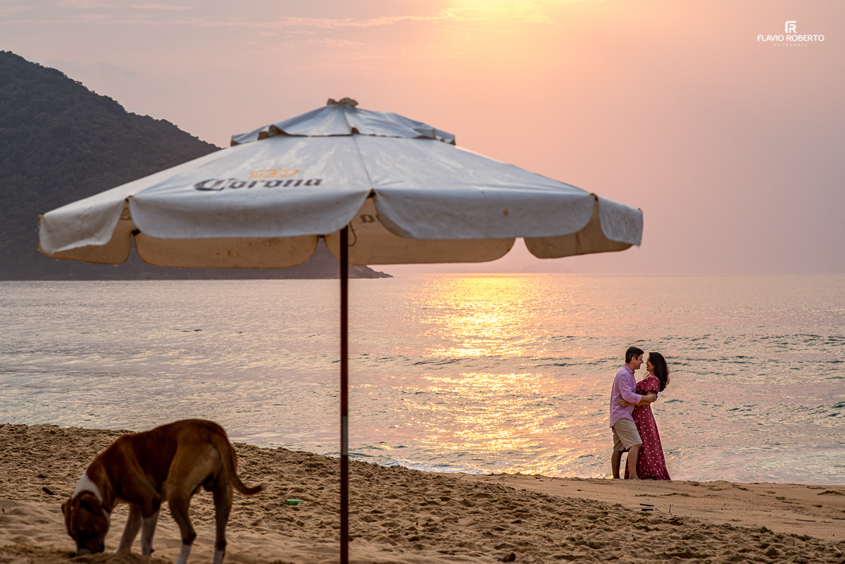 Casal namorando com um lindo nascer do sol na Praia Vermelha