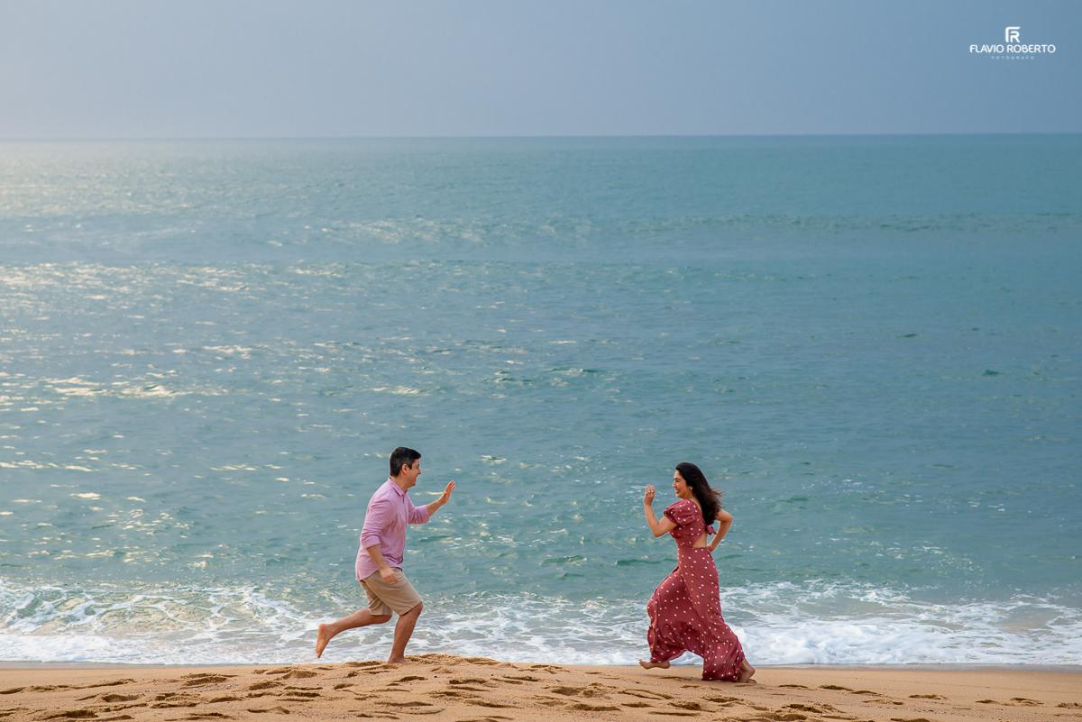casal de namorados correndo na Praia Vermelha