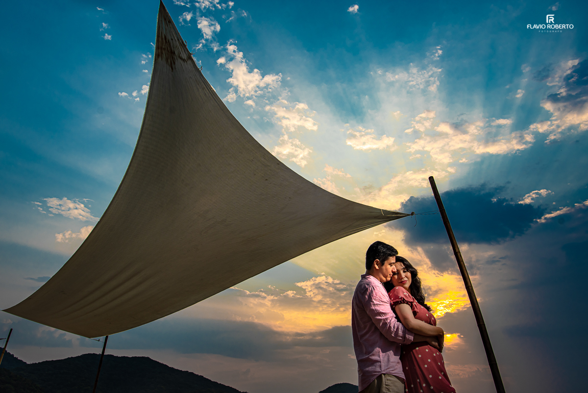 Casal namorando com um lindo nascer do sol na Praia Vermelha