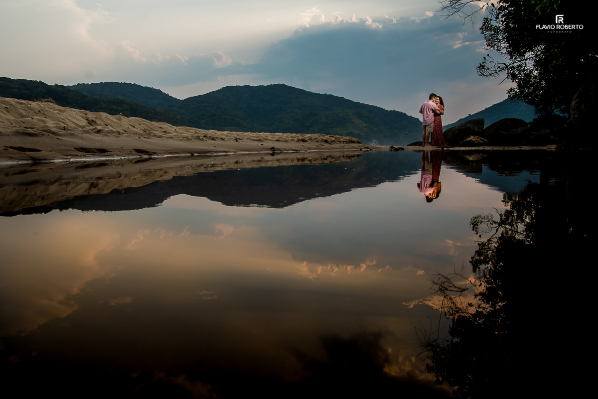 Reflexo do casal abraçado  no rio na  Praia Vermelha