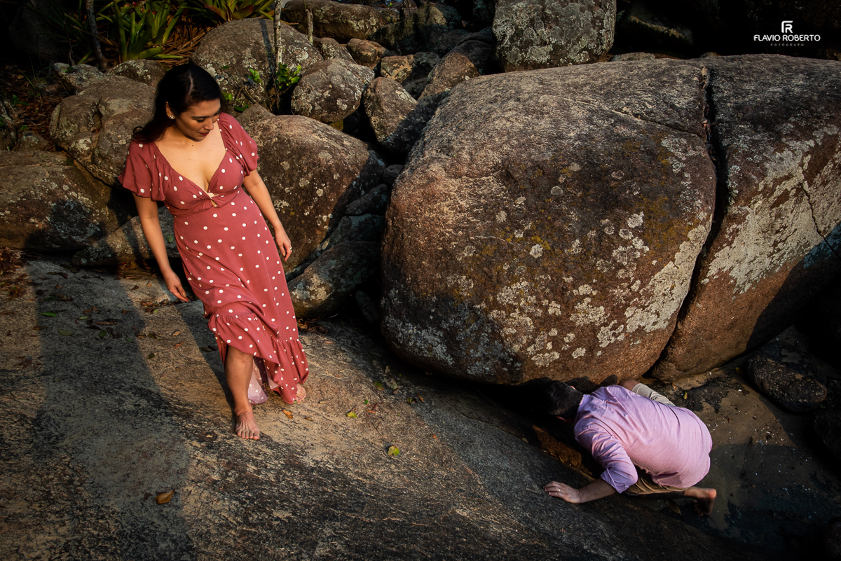 Noivo buscando a Aliança da Noiva no meio das pedras