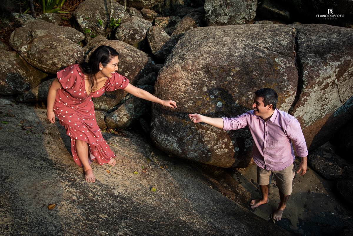 Noivo entregando Aliança para a Noiva