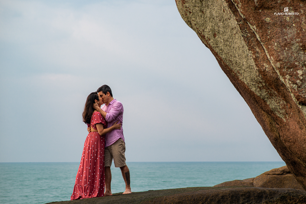 Casal namorando nas pedras da Praia Vermelha