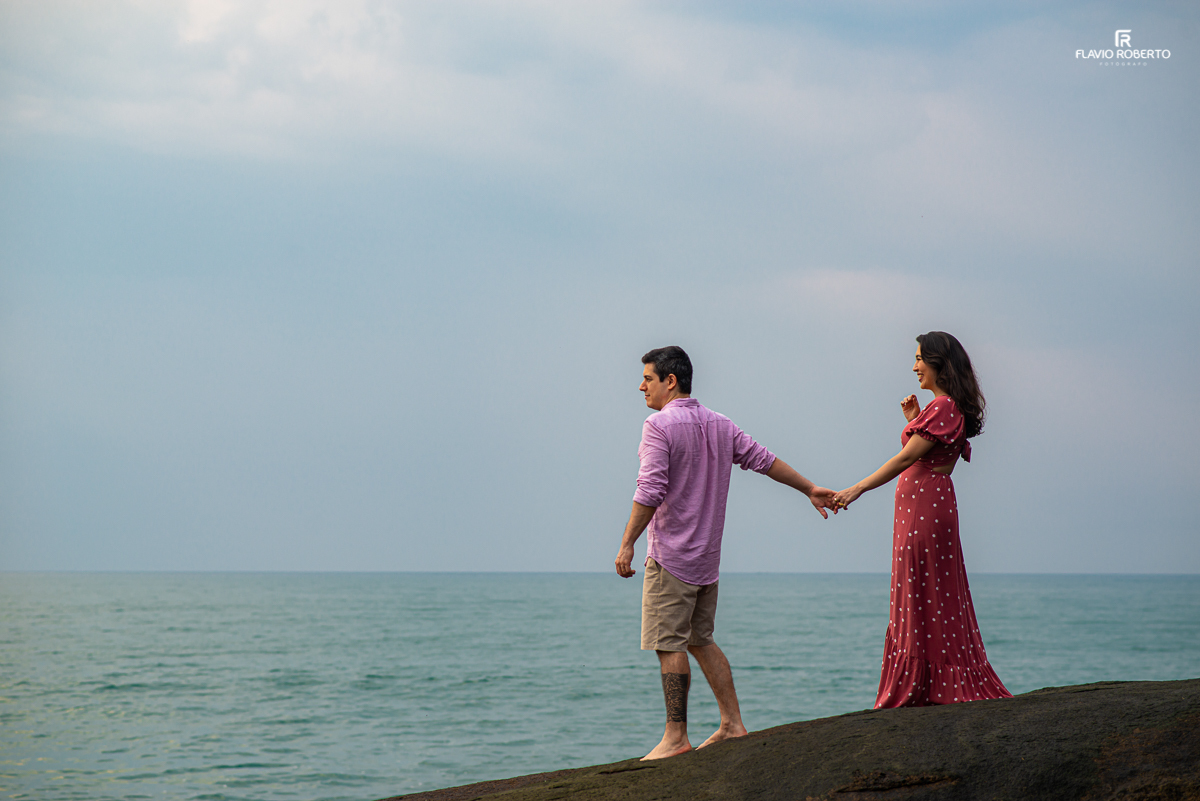 Casal namorando nas pedras da Praia Vermelha