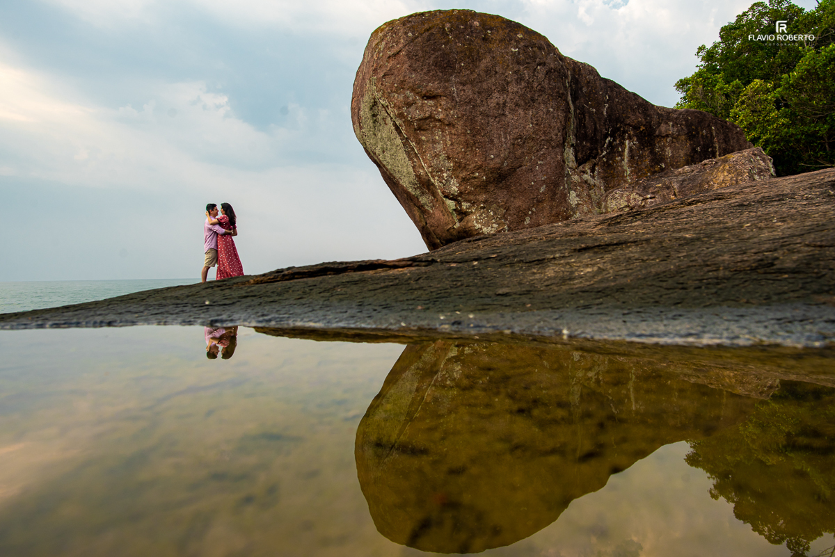 Casal namorando nas pedras da Praia Vermelha