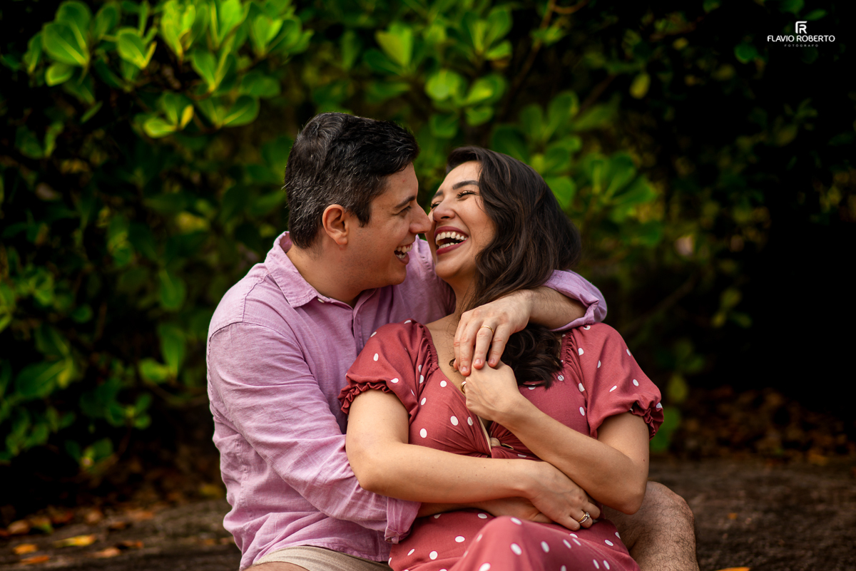 Casal namorando nas pedras de Praia Vermelha