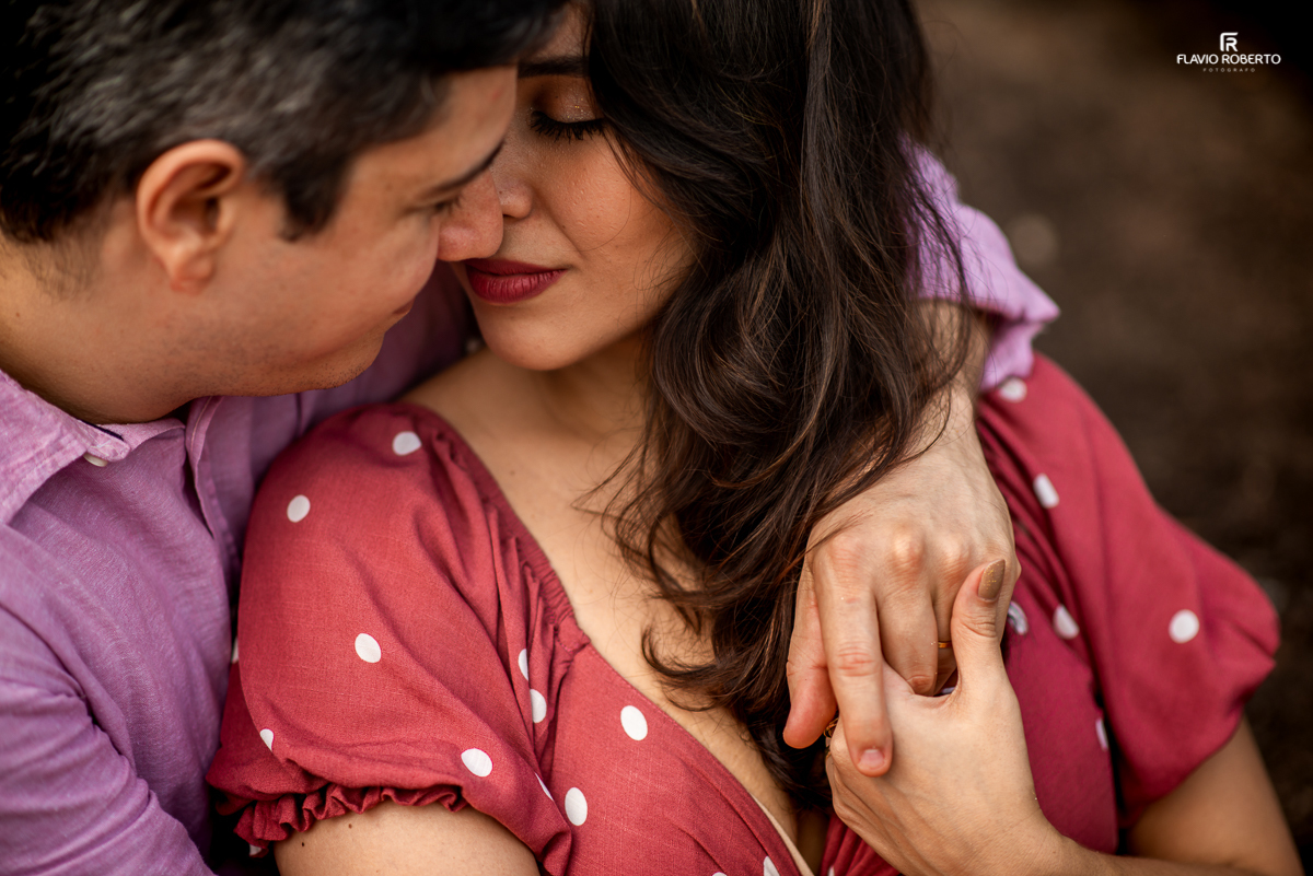 Casal namorando nas pedras de Praia Vermelha