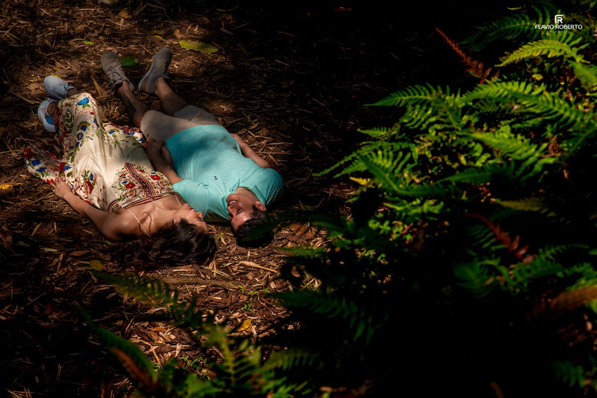 Casal deitado nas folhas nas Ruínas de Lagoinhas em Ubatuba