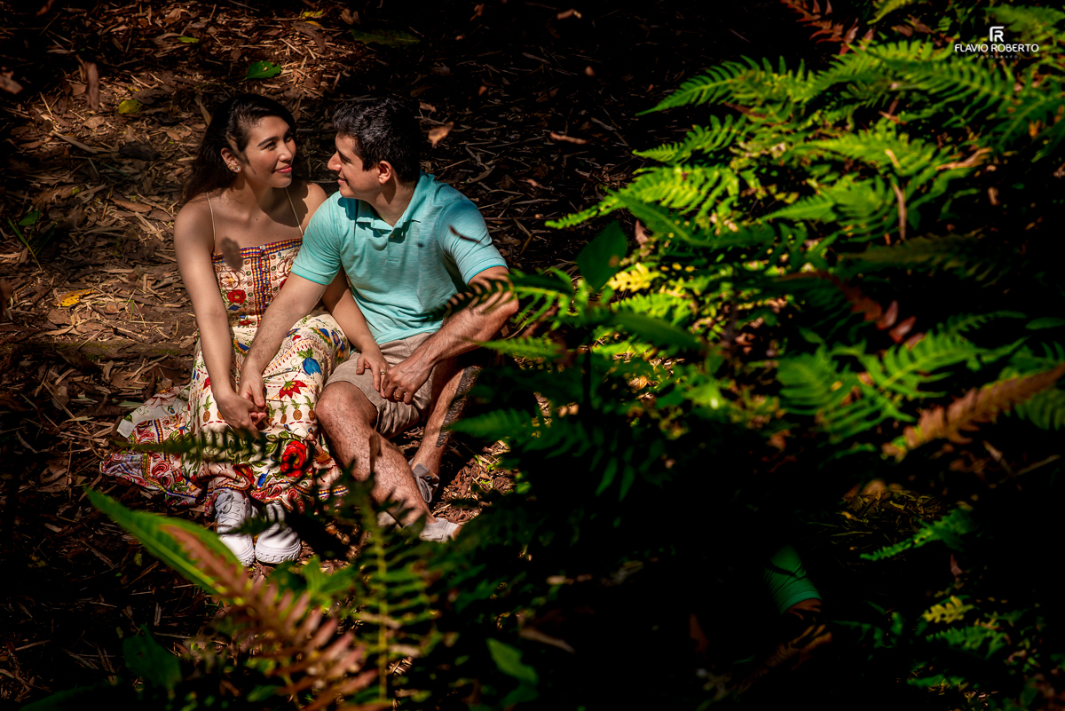 Casal sentado nas folhas nas Ruínas de Lagoinhas em Ubatuba