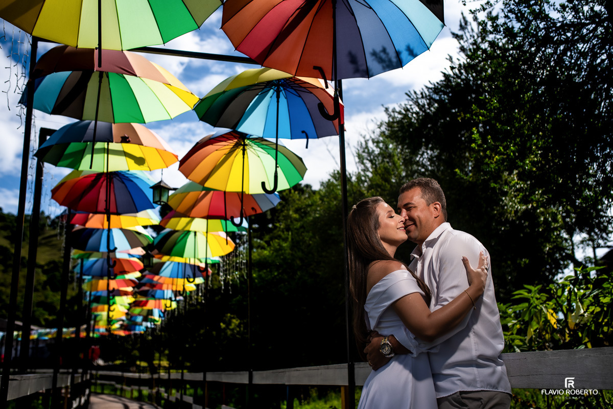 Casal abraçado durante Ensaio Fotográfico em Campos do Jordão 