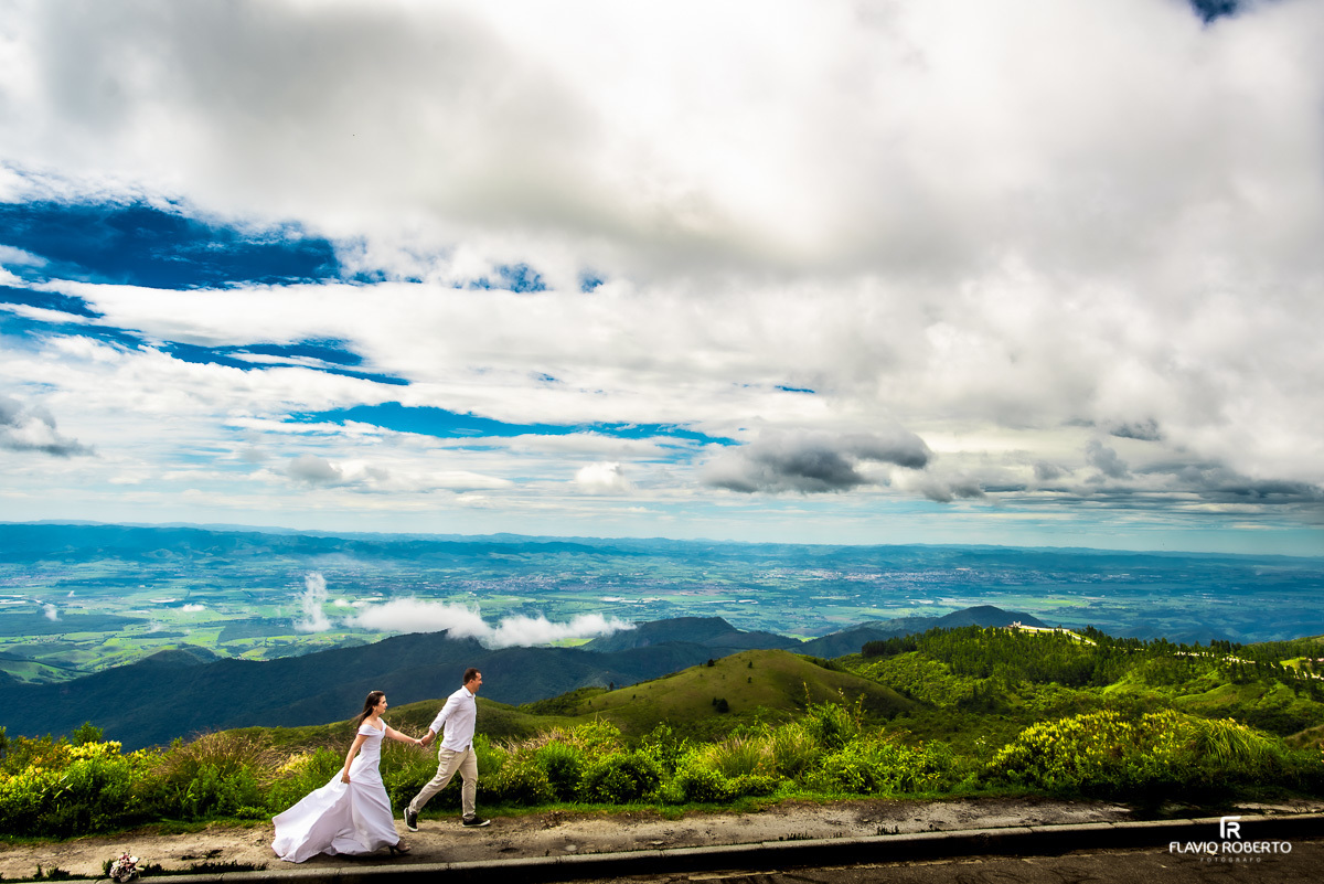Casal caminhando nas montanhas de Campos de Jordão 