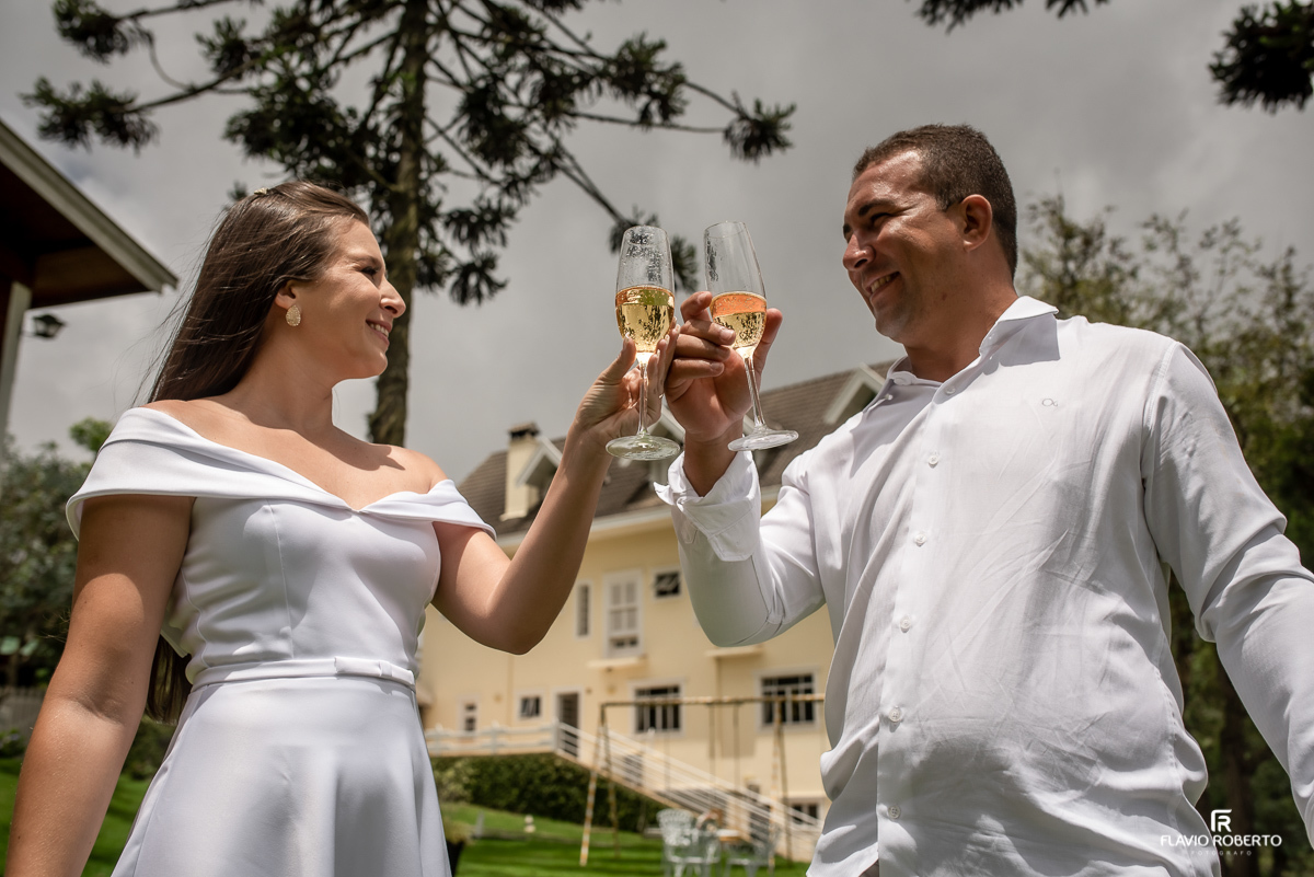 Noivos tomando Champagne na Pousada Dom Alfredo José em Ensaio em Campos do Jordão