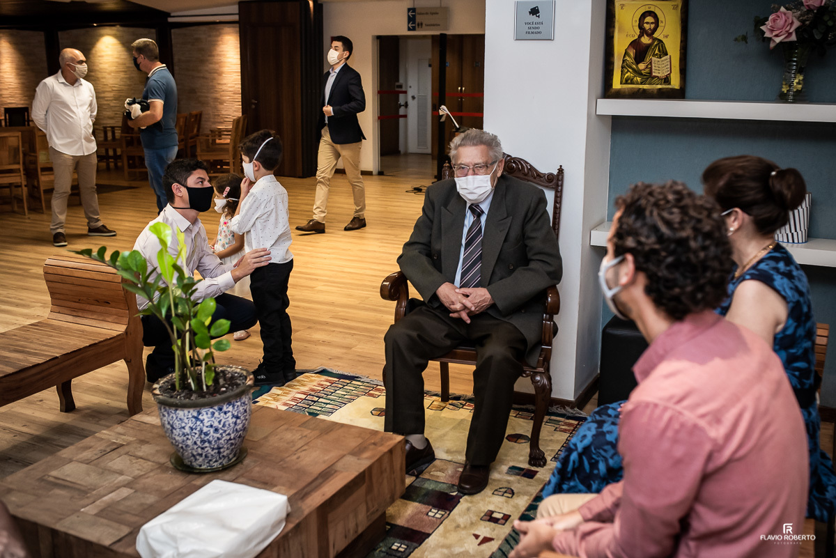 convidados de máscaras sentados em uma sala esperando o casamento em SP começar