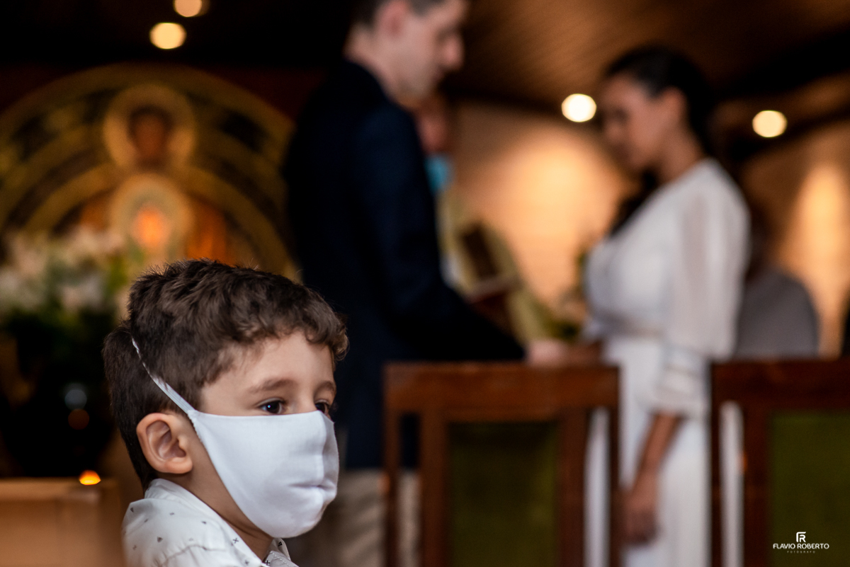 criança de máscara participando do casamento em sp