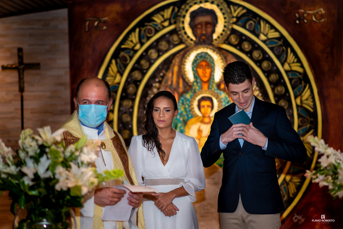 Noivo colocando a ata de casamento no bolso da jaqueta