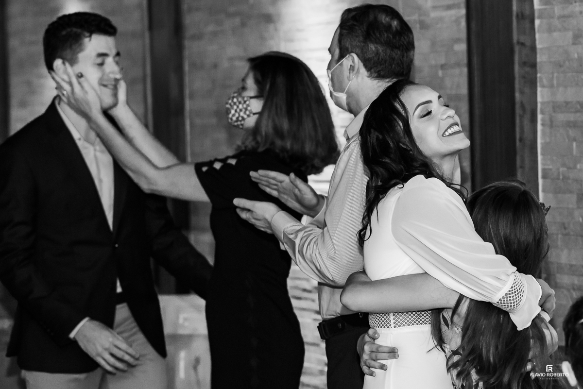 Noivos sendo abraçados pelos convidados