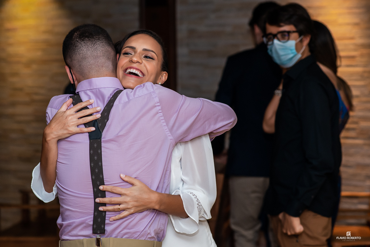 Noiva abraçando seu padrinho durante a cerimonia de casamento na Igreja de Sao Luiz Gonzaga em SP